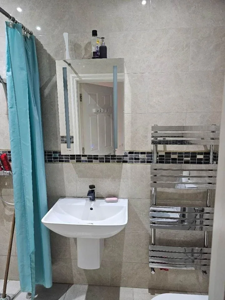 Flat Dawlish Drive in Greater London