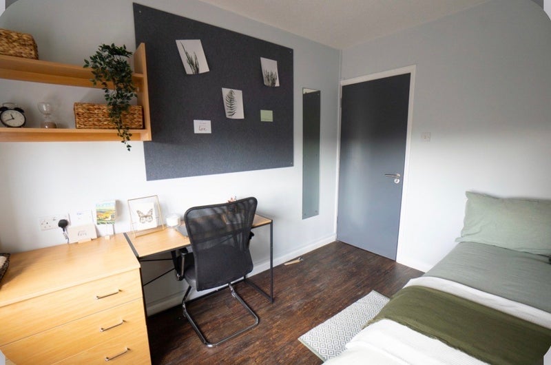 Room Faraday Road in Nottingham