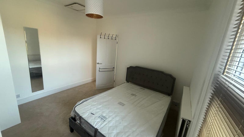 Room Dryden Road in Greater London