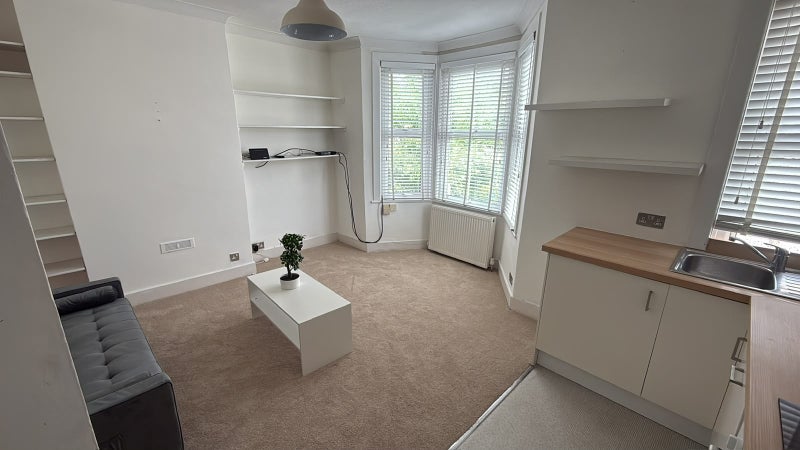 Room Dryden Road in Greater London