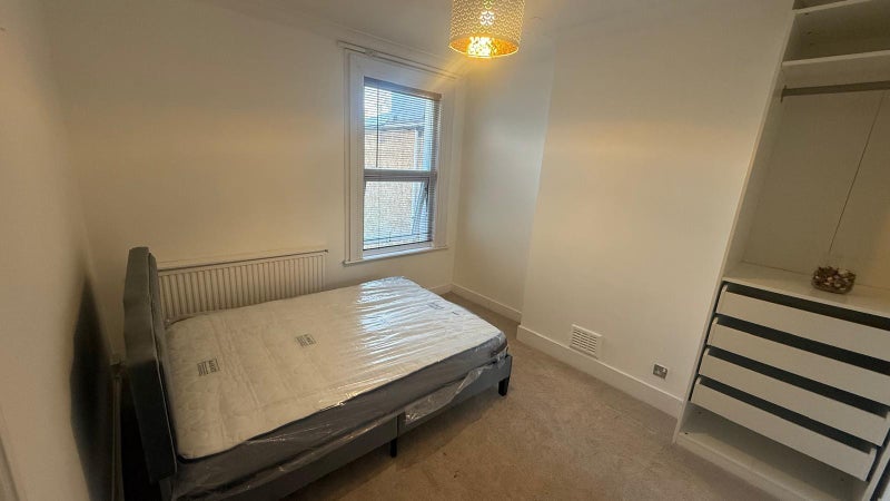 Room Dryden Road in Greater London