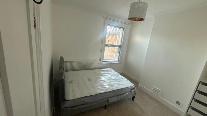 Room Dryden Road in Greater London