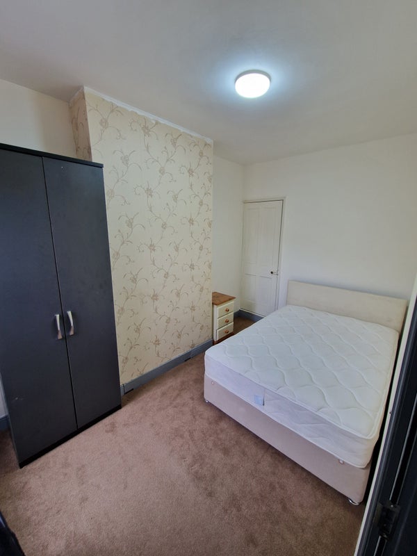 Room Shenstone Road in Sandwell