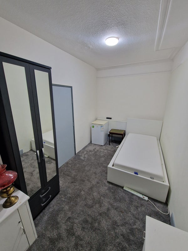 Room Shenstone Road in Sandwell