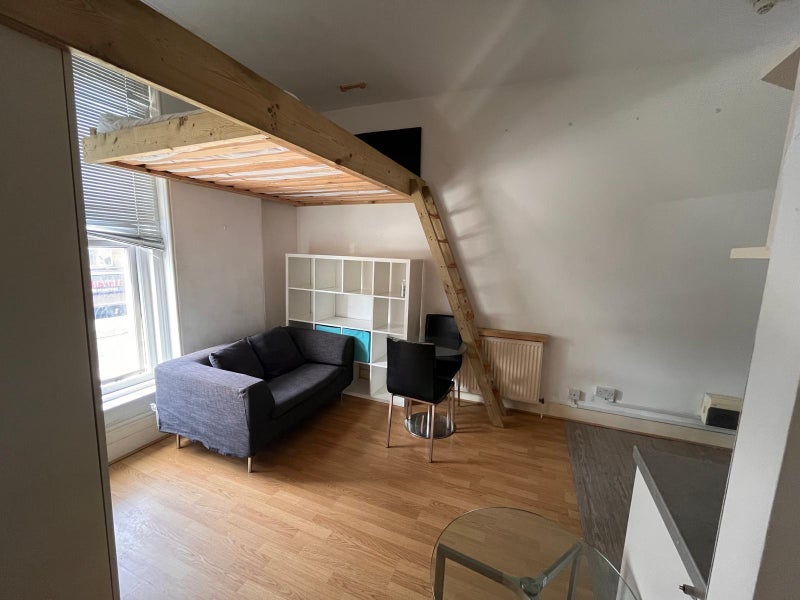Flat Ormeley Road in Greater London