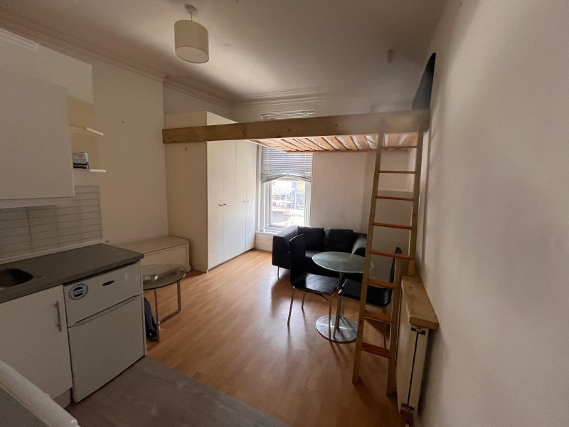 Flat Ormeley Road in Greater London