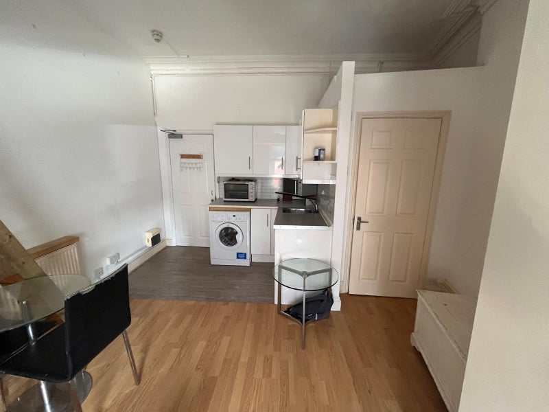 Flat Ormeley Road in Greater London