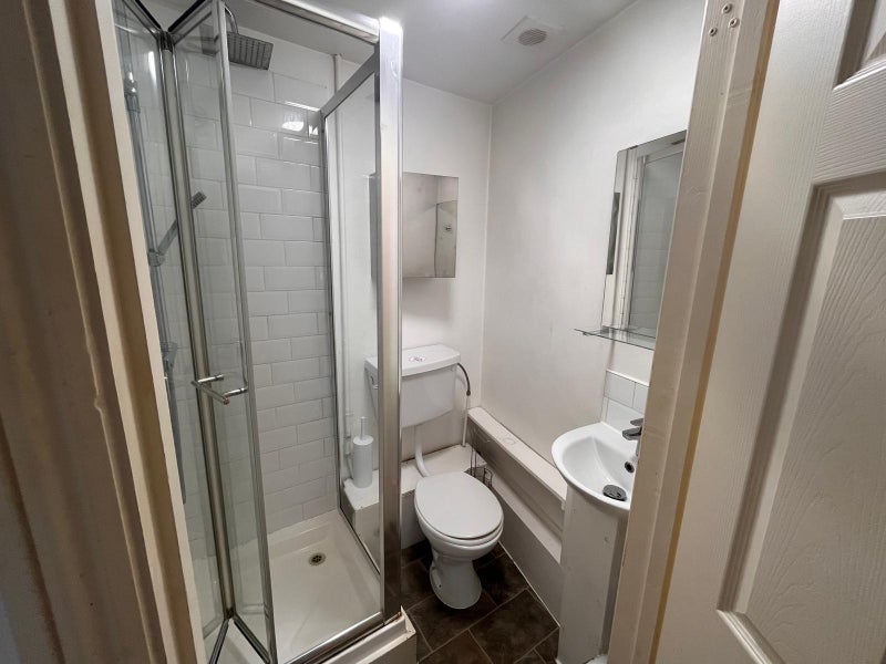 Flat Ormeley Road in Greater London