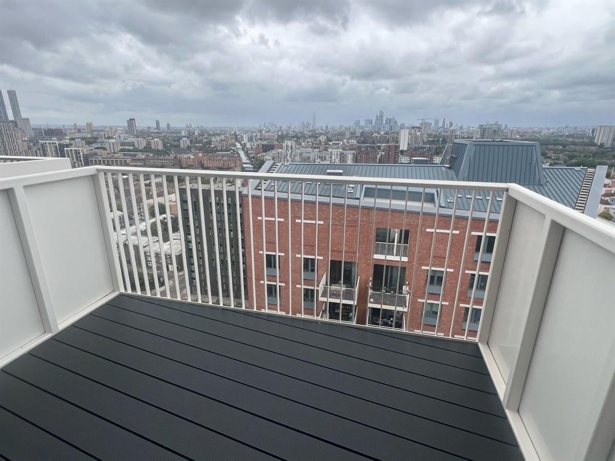 Flat Gillender Street in Greater London