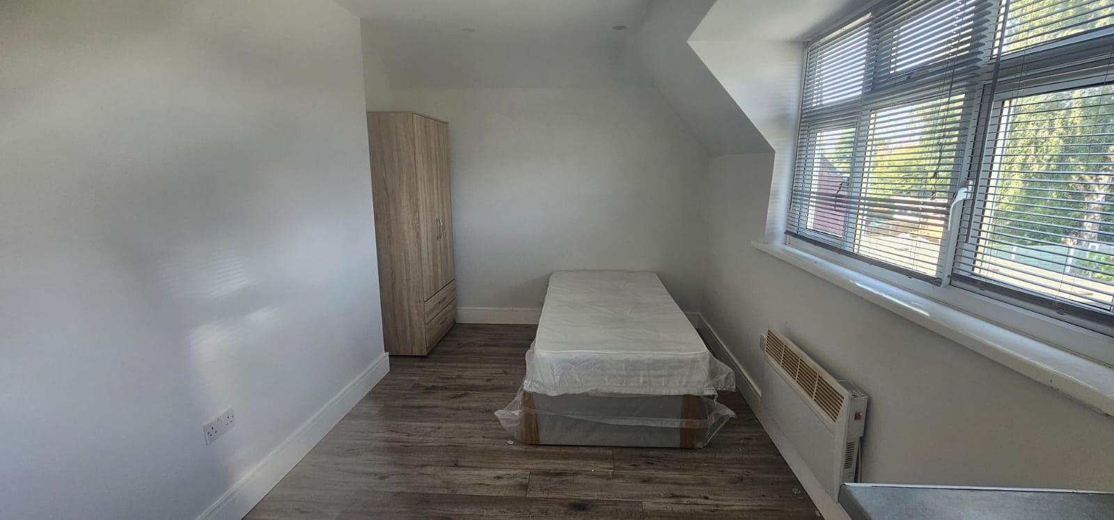 Flat Thornton Avenue in Greater London