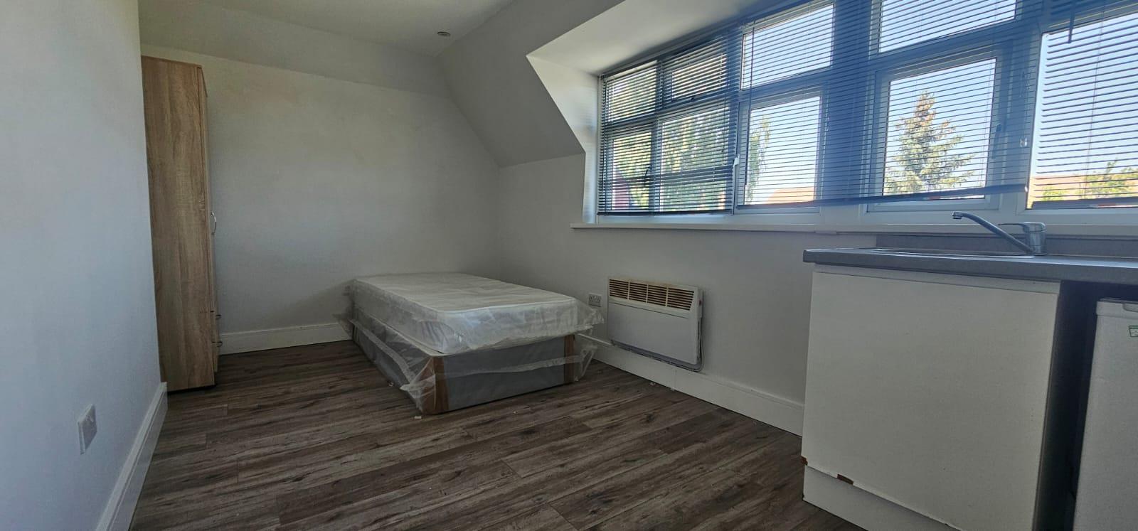 Flat Thornton Avenue in Greater London