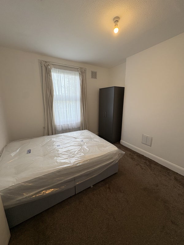 Room Talfourd Road in Greater London