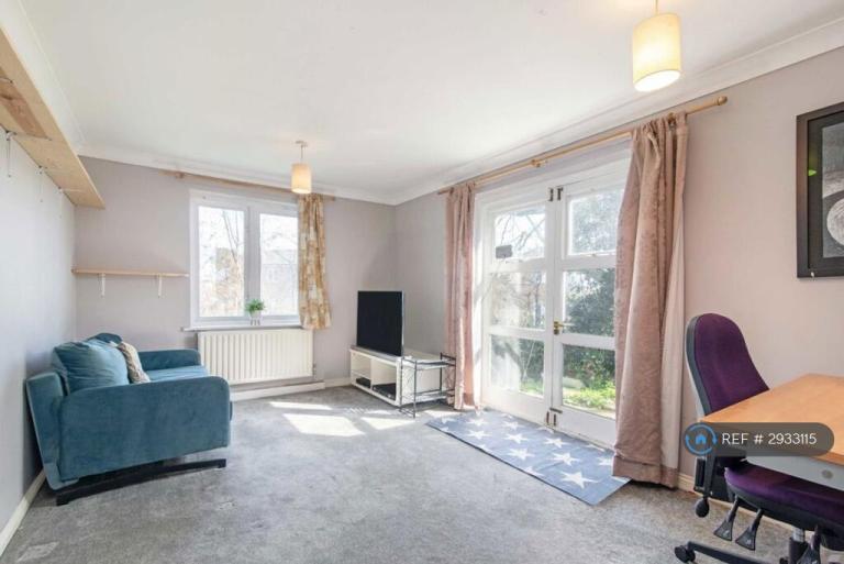 Flat Buxhall Crescent in Greater London