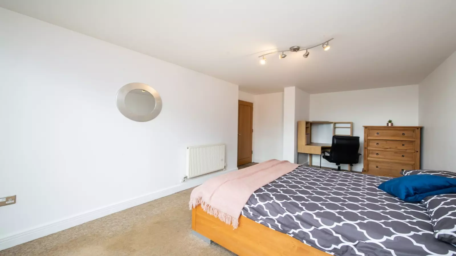 Room Newport Avenue in Greater London