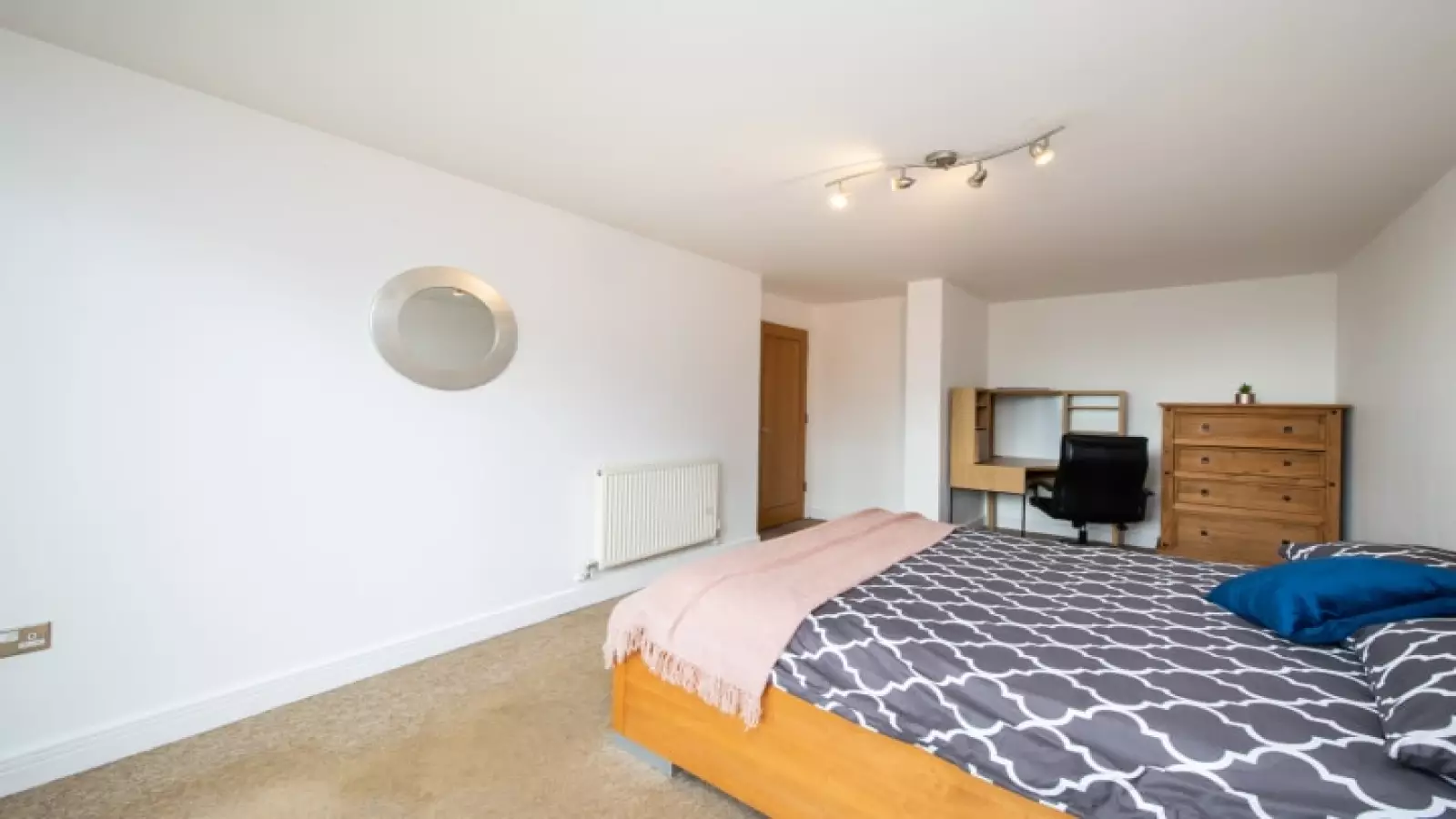 Room Newport Avenue in Greater London