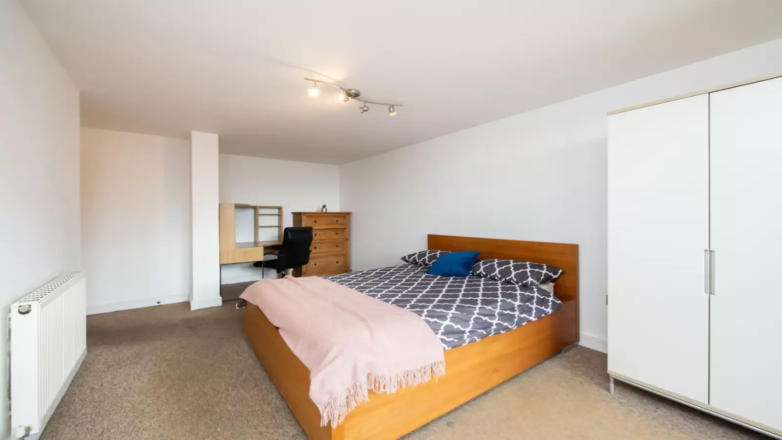 Room Newport Avenue in Greater London