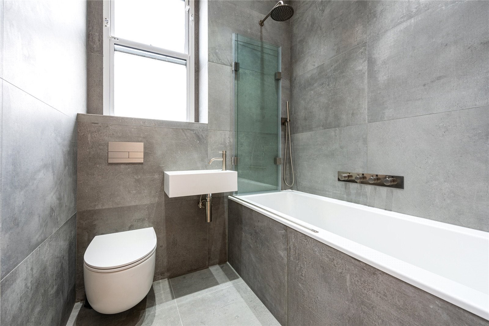 Flat Rosemont Road in Greater London