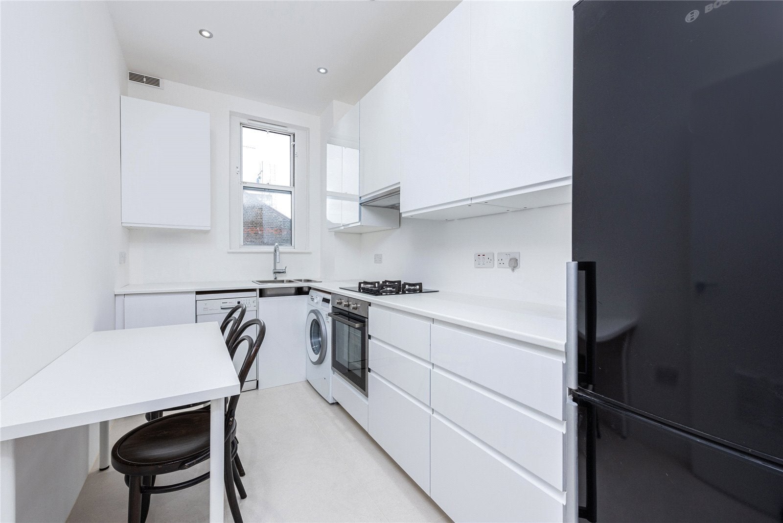 Flat Rosemont Road in Greater London