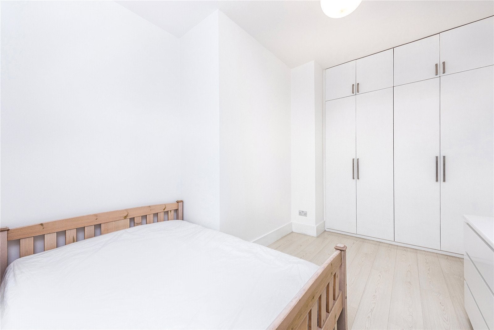 Flat Rosemont Road in Greater London