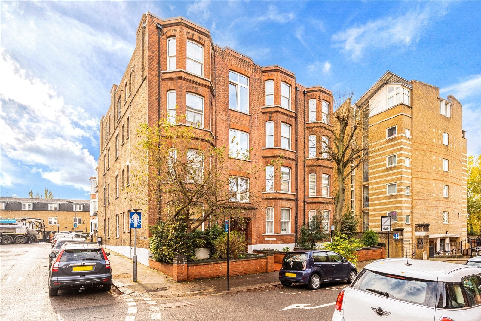 Flat Rosemont Road in Greater London