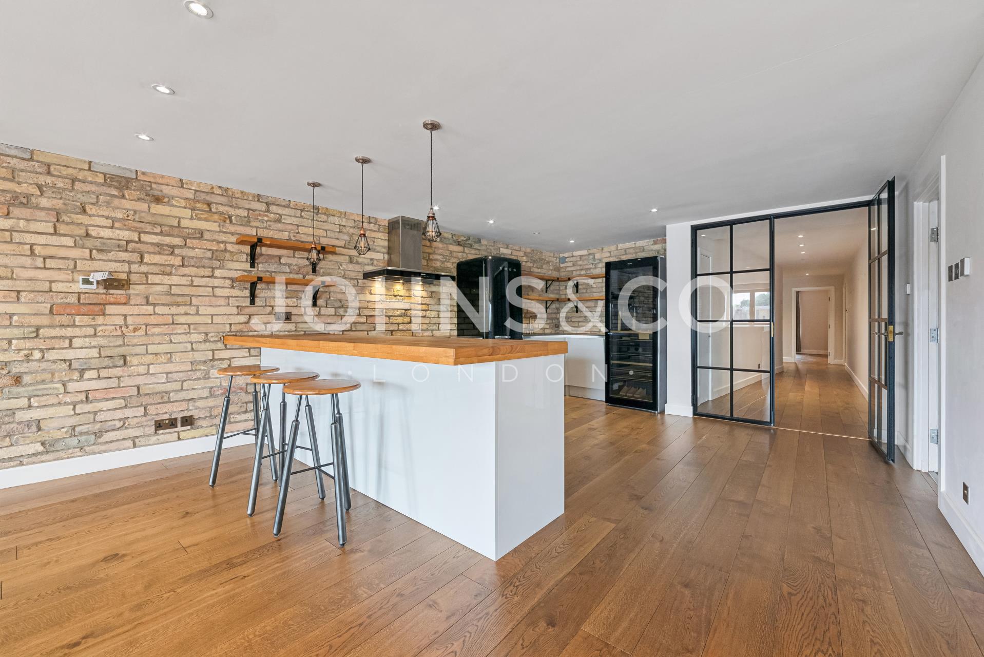Flat Wapping High Street in Greater London