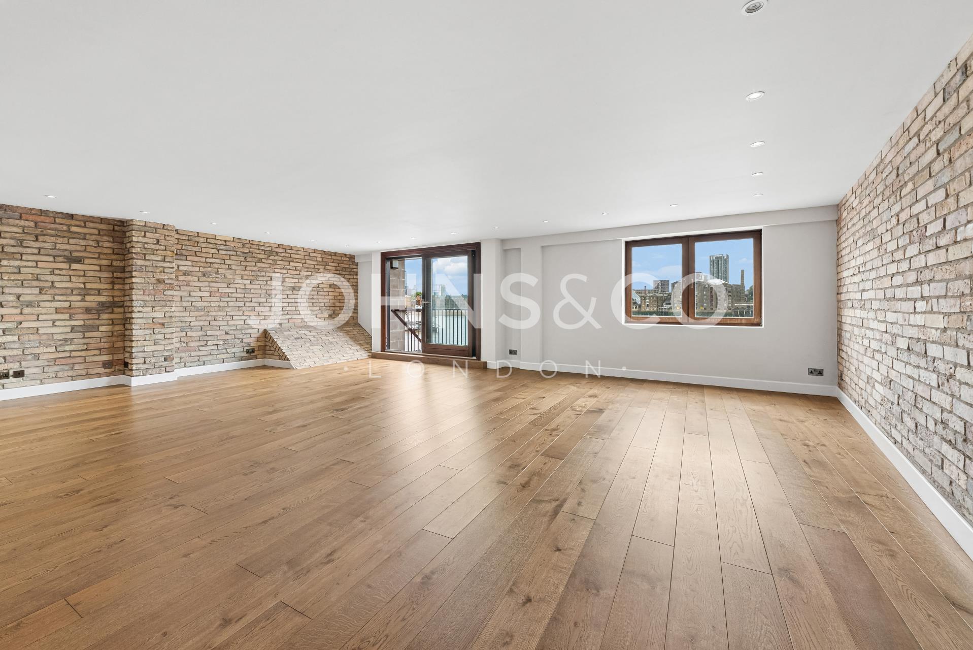 Flat Wapping High Street in Greater London