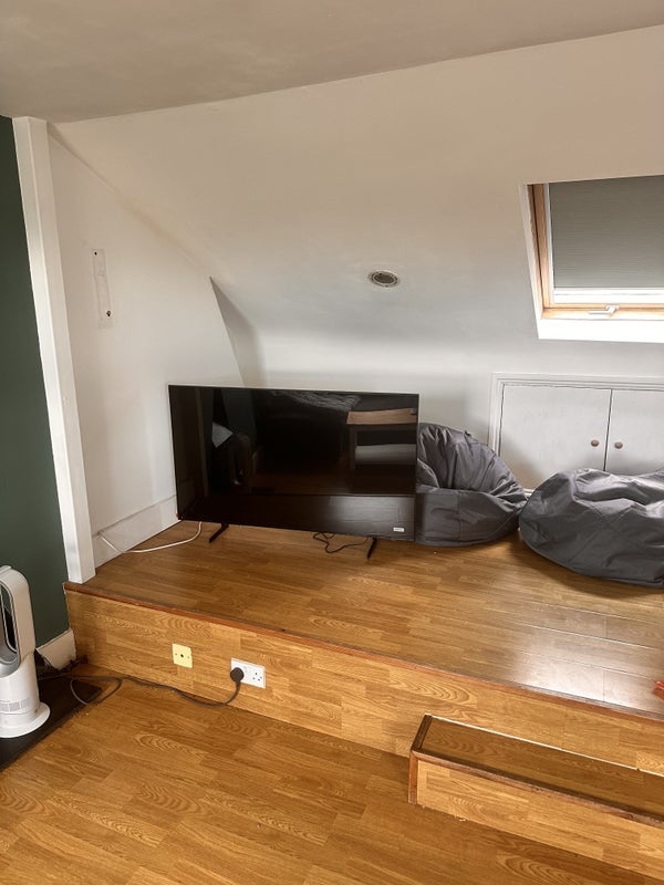 Flat Disraeli Road in Greater London