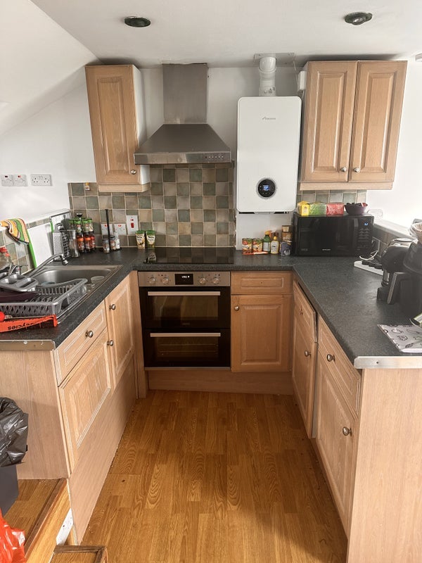 Flat Disraeli Road in Greater London