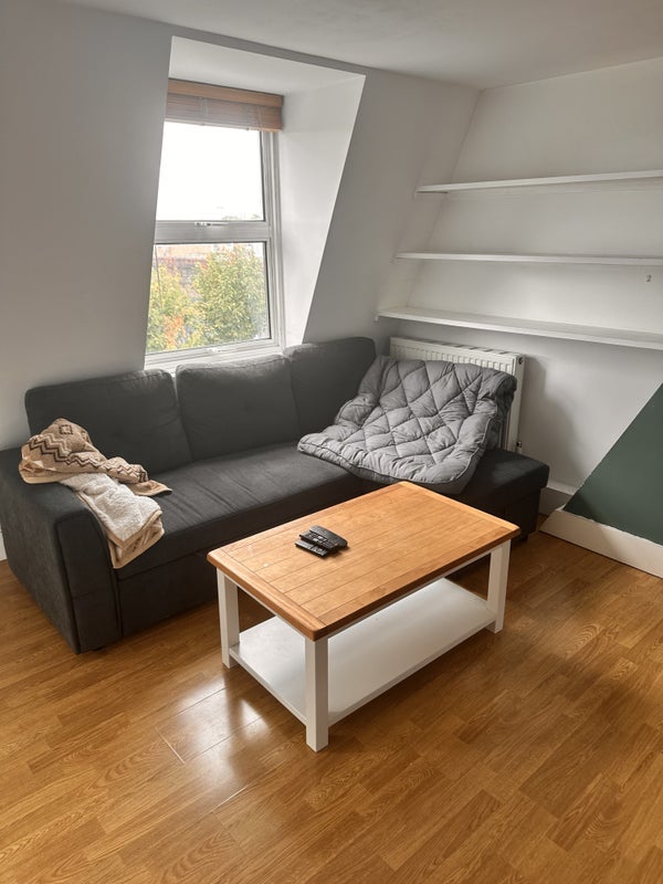 Flat Disraeli Road in Greater London