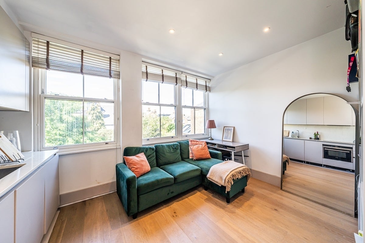 Flat Abbeville Road in Greater London