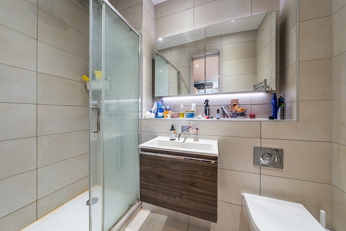 Flat Abbeville Road in Greater London
