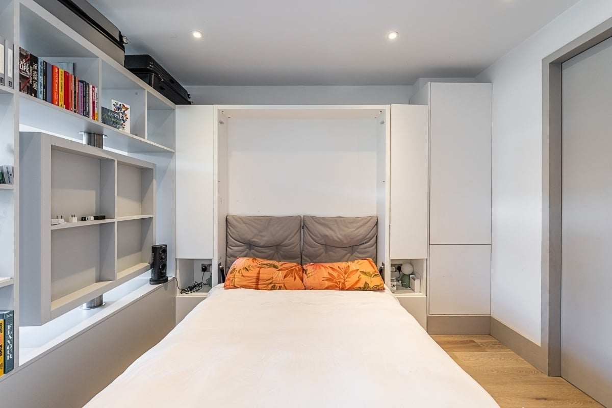 Flat Abbeville Road in Greater London
