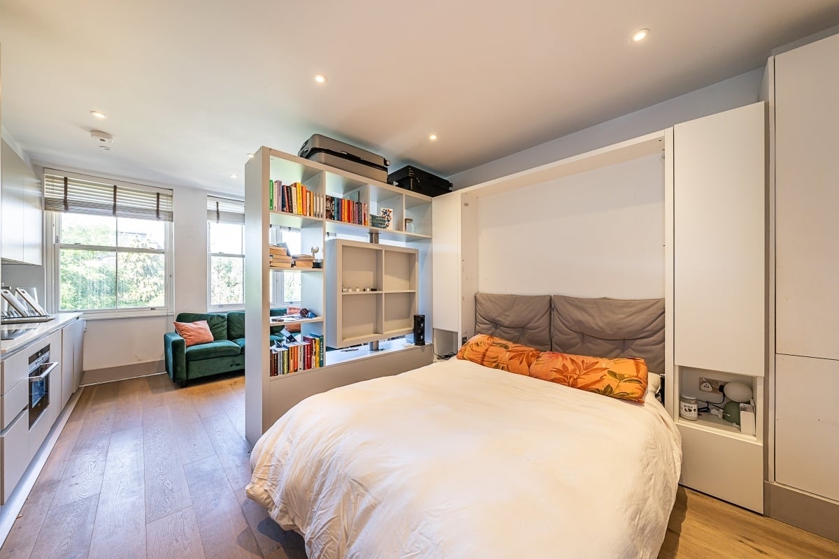 Flat Abbeville Road in Greater London