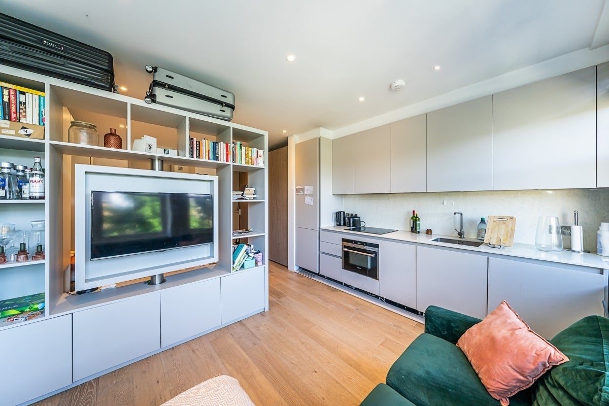 Flat Abbeville Road in Greater London