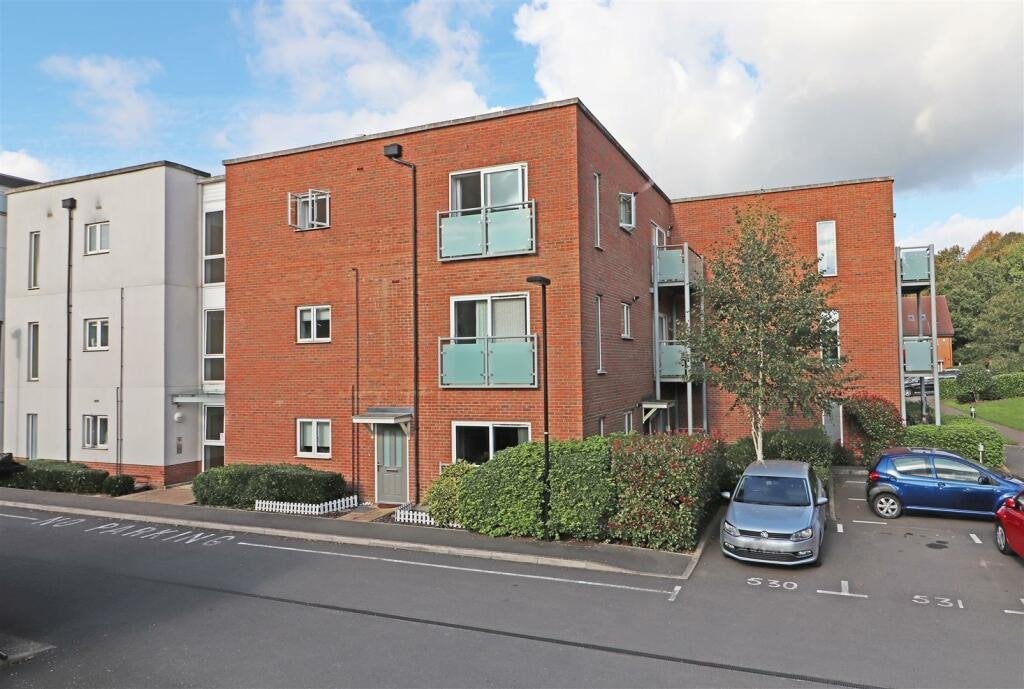 Flat Canalside in Reigate and Banstead