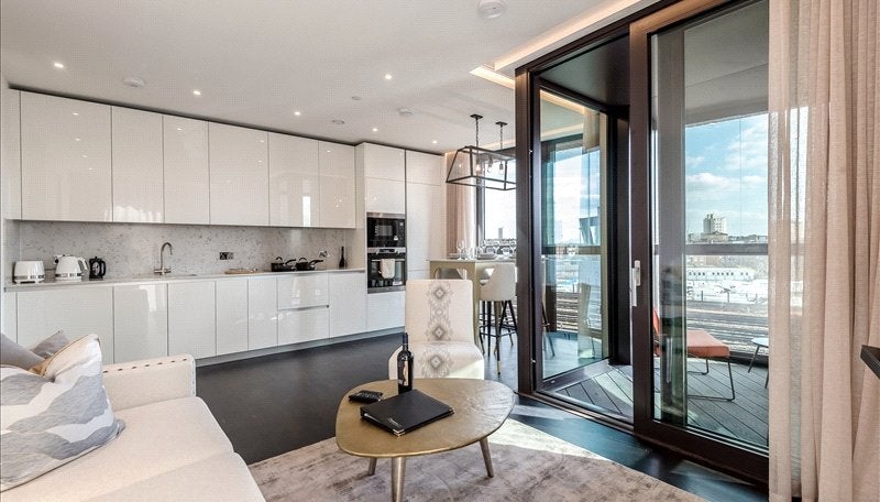 Flat Ponton Road in Greater London
