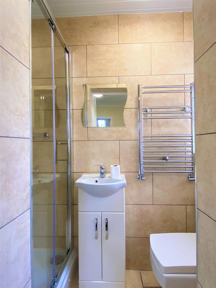 Room Bath Road in Greater London