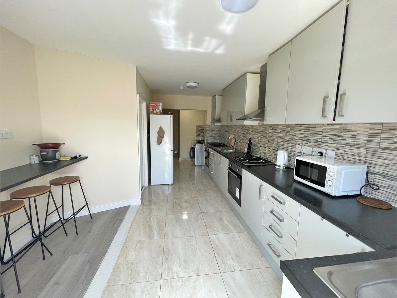 Room Bath Road in Greater London
