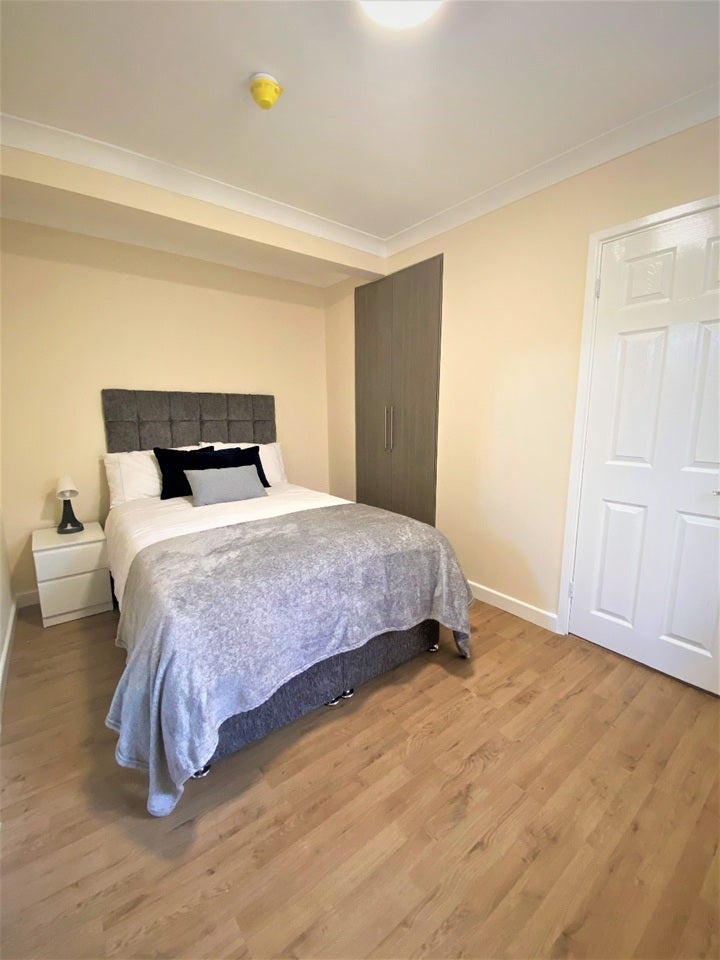 Room Bath Road in Greater London