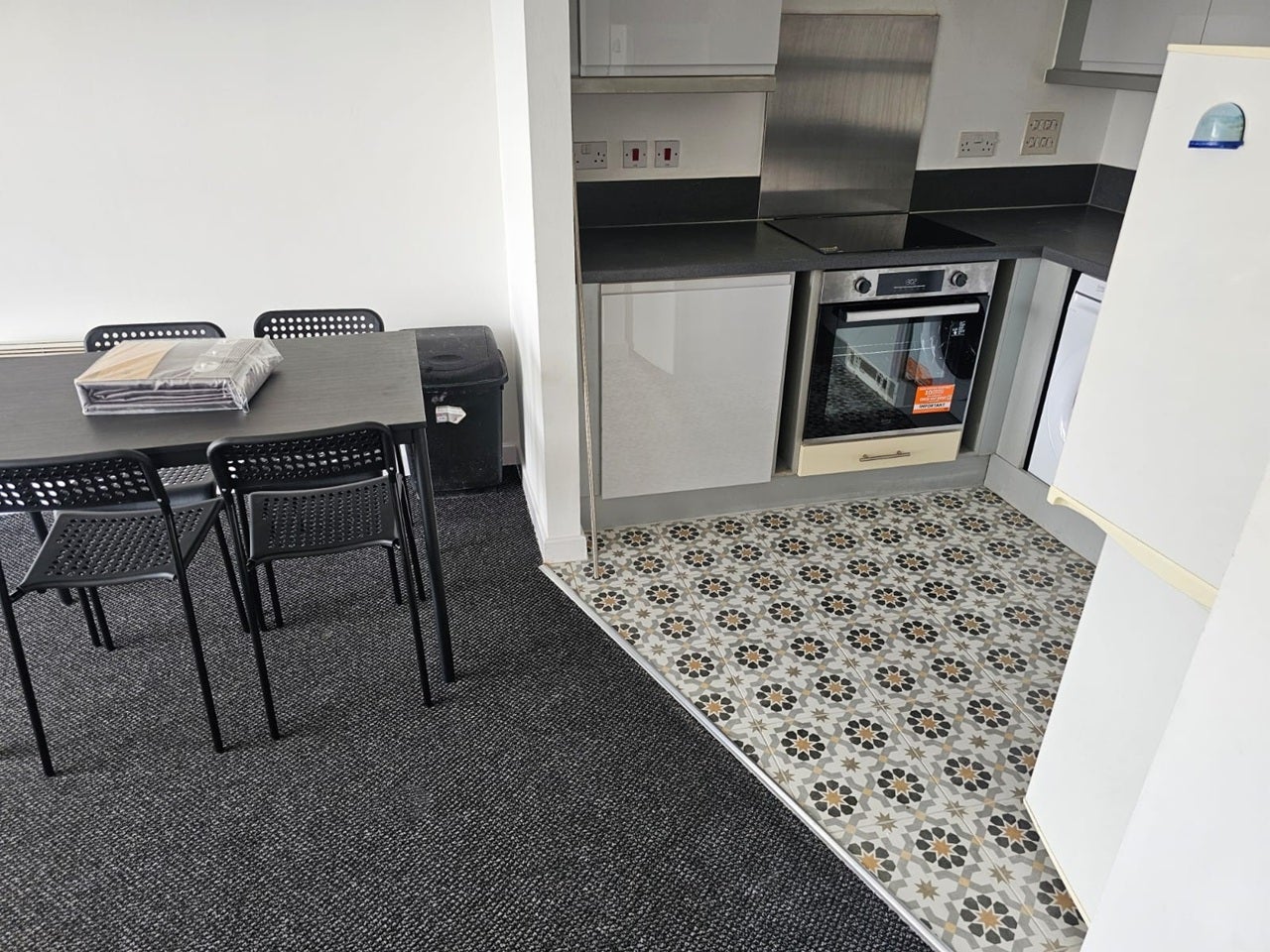 Flat Eastern Avenue in Greater London