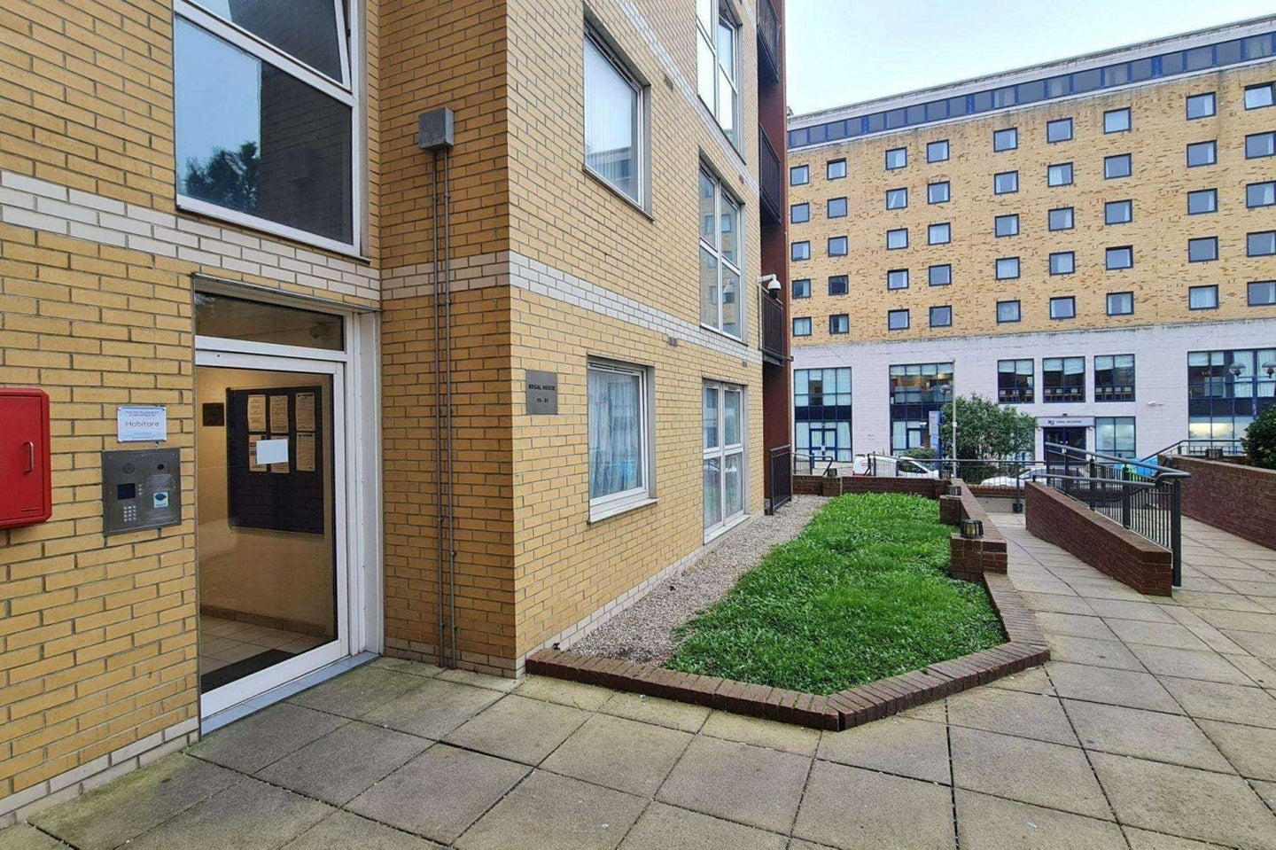 Flat Eastern Avenue in Greater London
