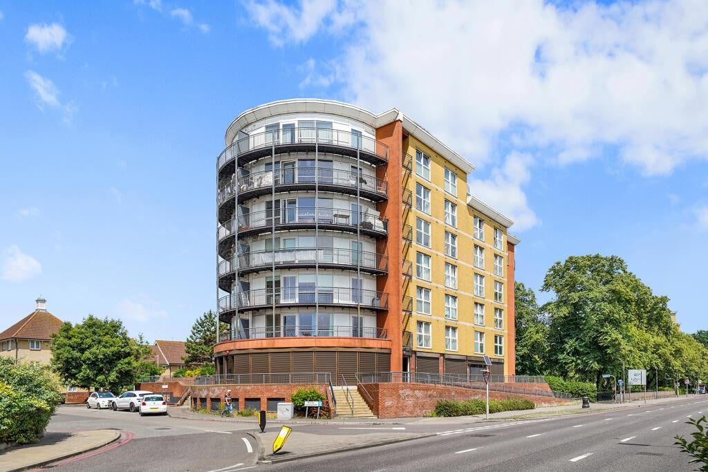 Flat Eastern Avenue in Greater London