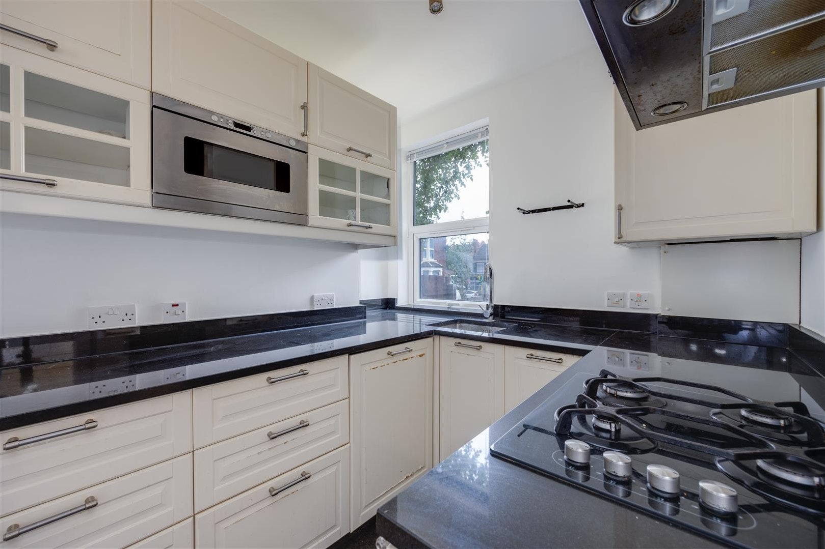 Flat Lonsdale Road in Greater London