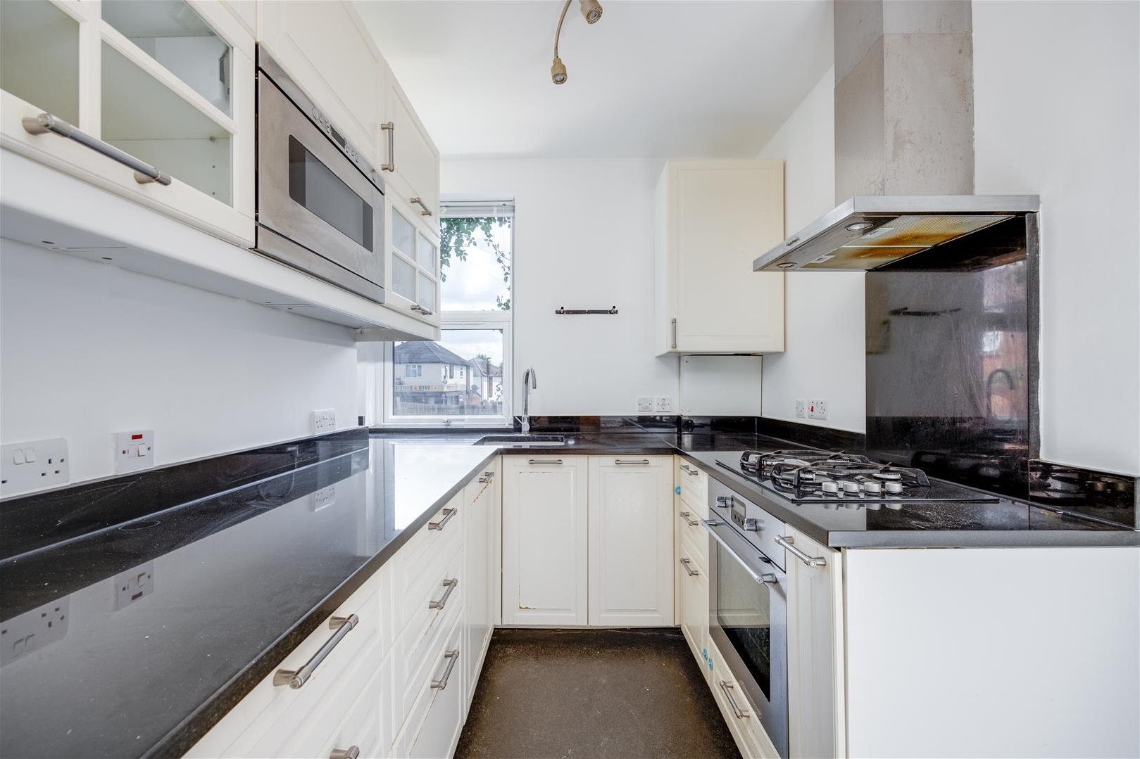 Flat Lonsdale Road in Greater London