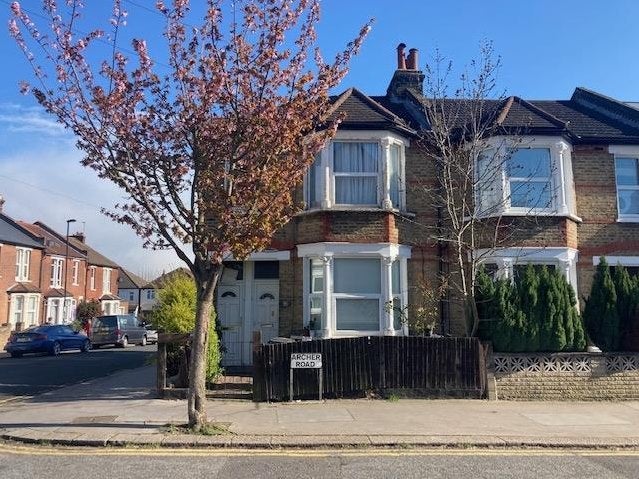 Flat Lonsdale Road in Greater London