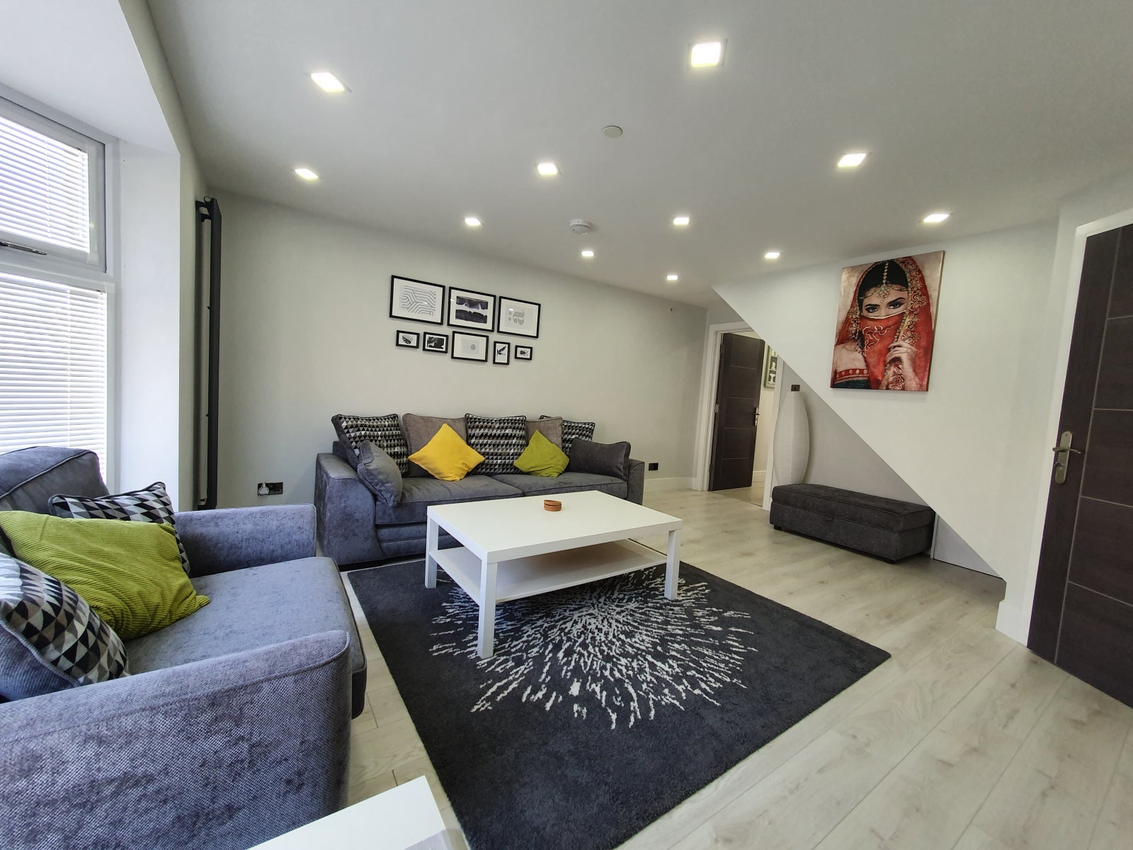 Flat Mackintosh Place in Cardiff