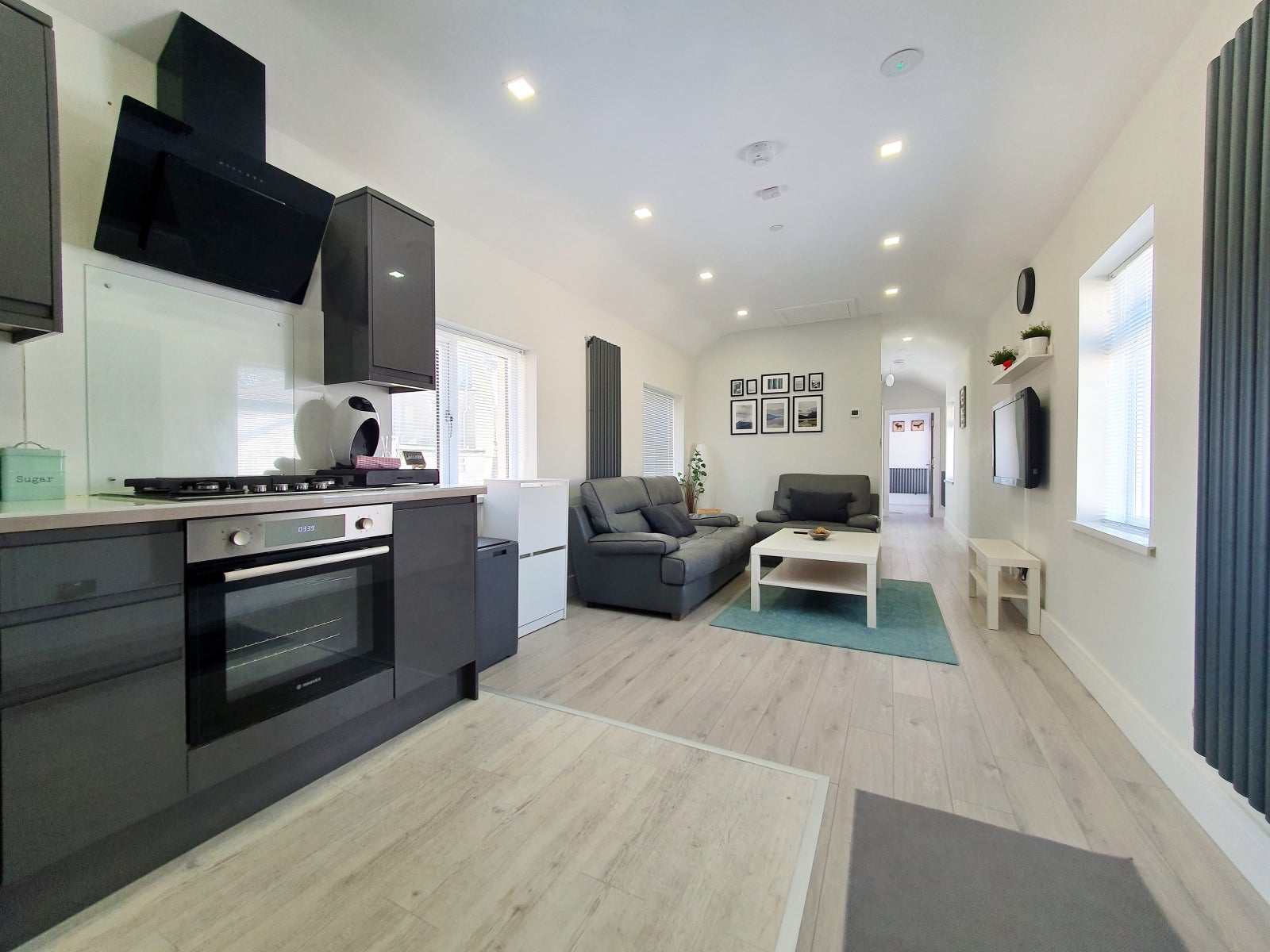 Flat Mackintosh Place in Cardiff