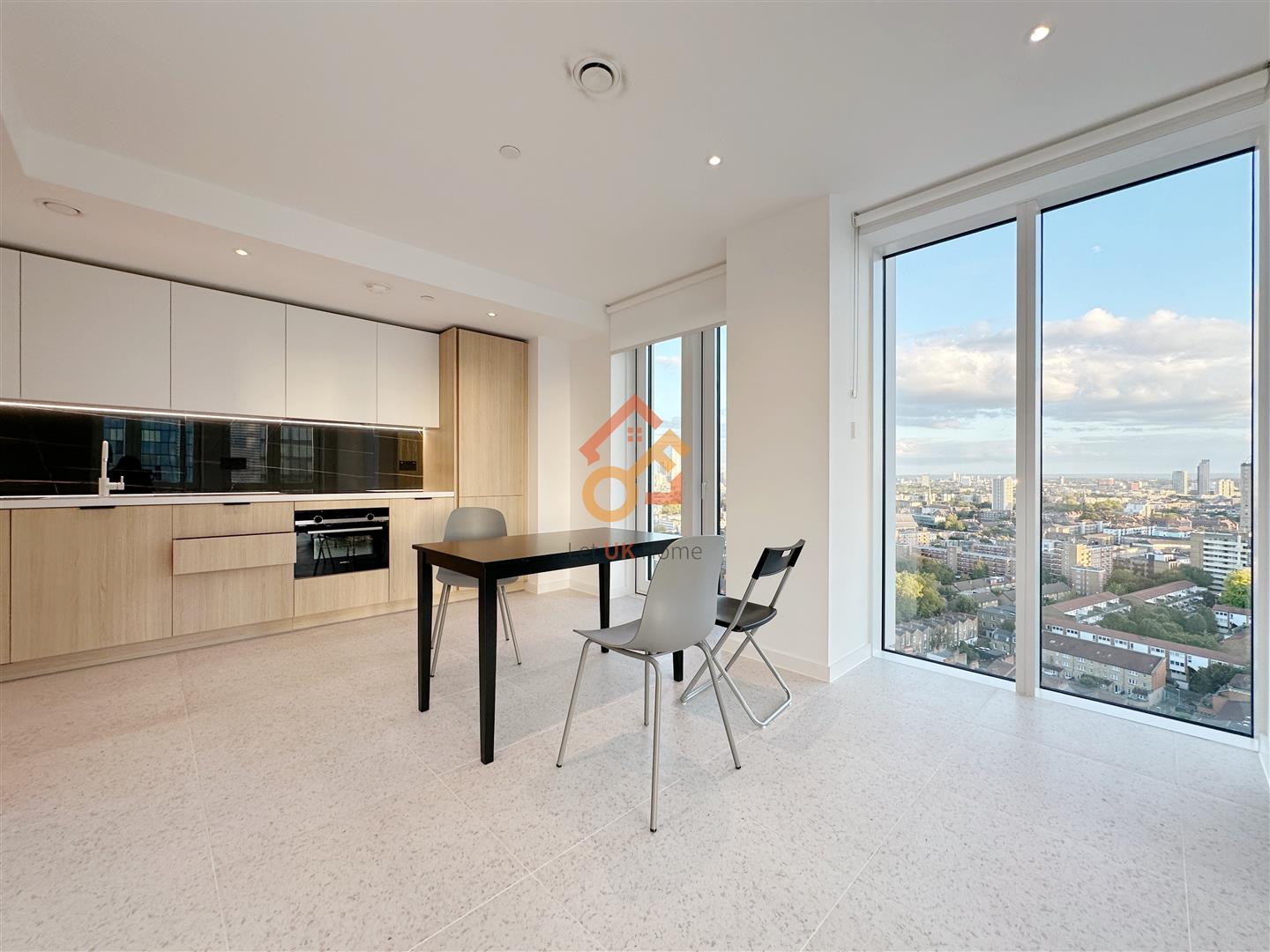 Flat Cendal Crescent in Greater London