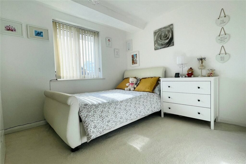 Flat Jubilee Hall Road in Rushmoor
