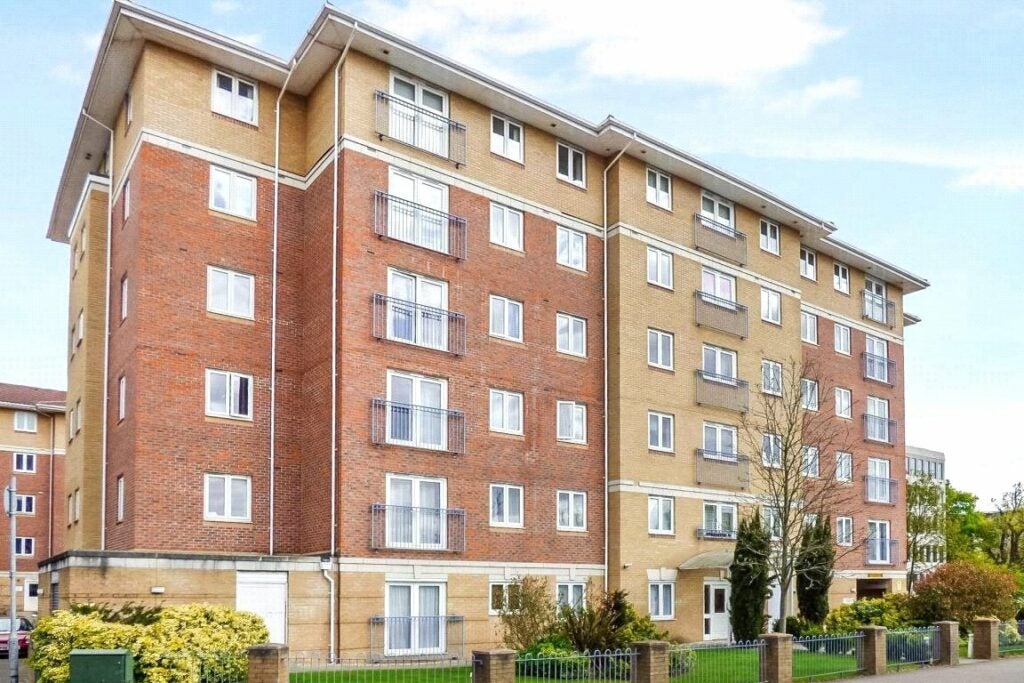Flat Jubilee Hall Road in Rushmoor